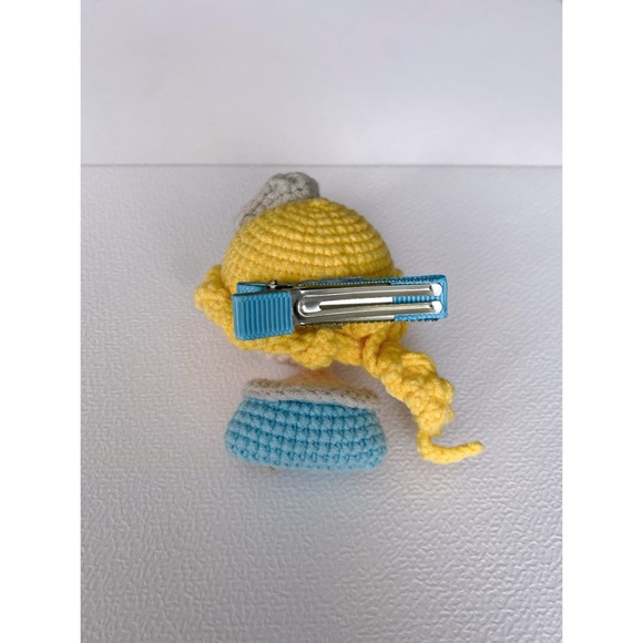 Elsa crocheted hair clip for little girls - Picture 4 of 4